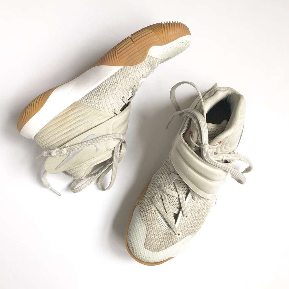 NIKE | Kyrie 2 Mens Size 7 Tan Sneakers Signature